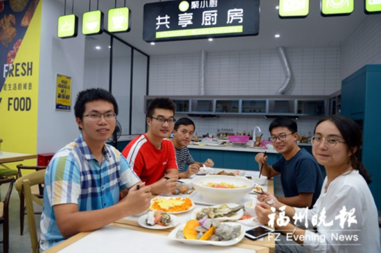 里的福州大学旗山校区内,陆续有在校学生走进玫瑰园餐厅内的共享厨房