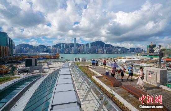 香港中秋赏月有了新地标 市民慕名到西九龙站参观