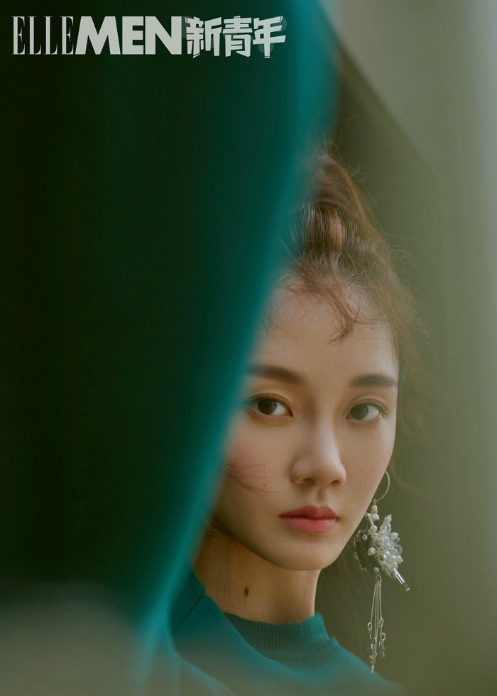 苗苗时尚大片曝光 西装上身显酷帅一面