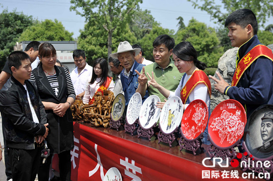 山东郯城残联走进集市帮助残疾人销售自制品 山东郯城残联走进集市帮助残疾人销售自制品