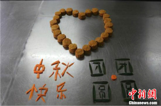 หมีแพนด้ากินขนมไหว้พระจันทร์