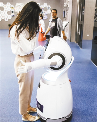 機器人帶你體驗 未來“智慧+”生活