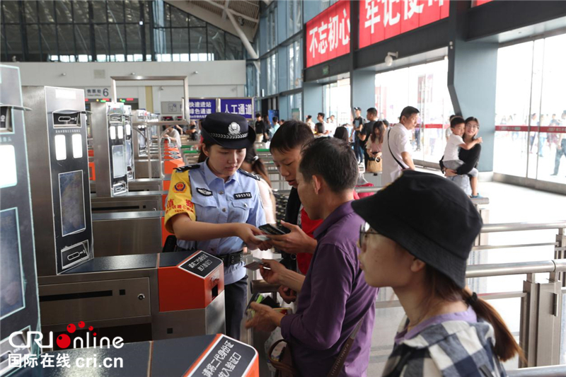 確保京港高鐵安全運行 武漢鐵警中秋堅守崗位