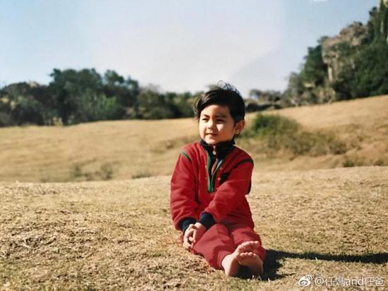 任爸晒任家萱姐妹童年旧照 长相一样傻傻分不清