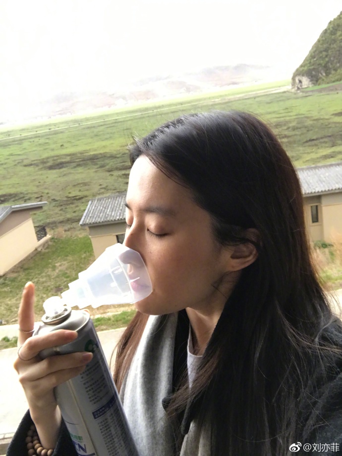 刘亦菲亲晒合影粉碎传闻 “土豪”也出镜