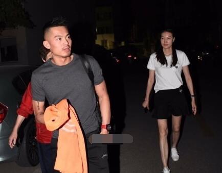 秀恩爱！林丹将登新征程获爱妻谢杏芳吻别