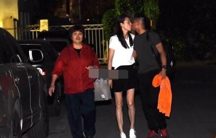 秀恩爱！林丹将登新征程获爱妻谢杏芳吻别