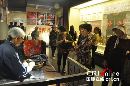 市民參觀展覽館 王慶龍 攝影