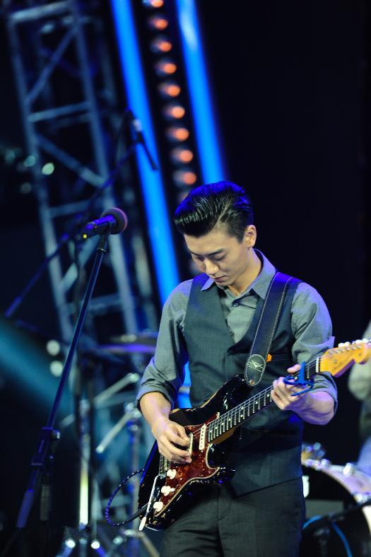 老戏骨陈宝国一家三口逛街好幸福，可他儿子被迫和张檬分手真可惜