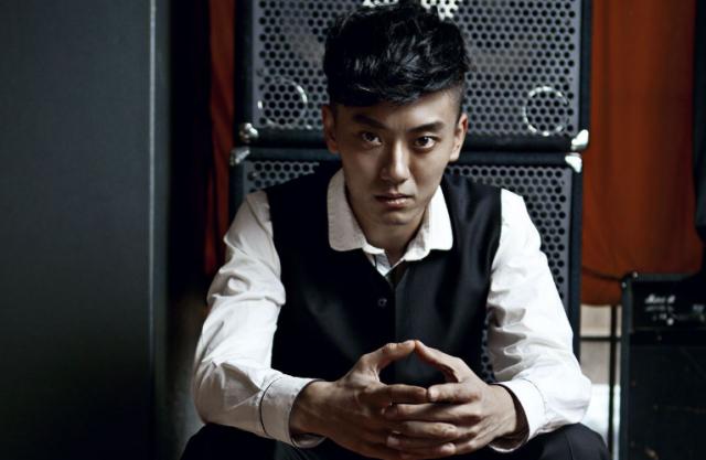 老戏骨陈宝国一家三口逛街好幸福，可他儿子被迫和张檬分手真可惜