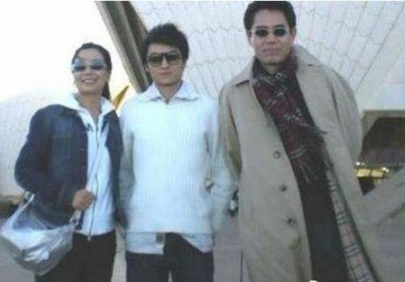 老戏骨陈宝国一家三口逛街好幸福，可他儿子被迫和张檬分手真可惜