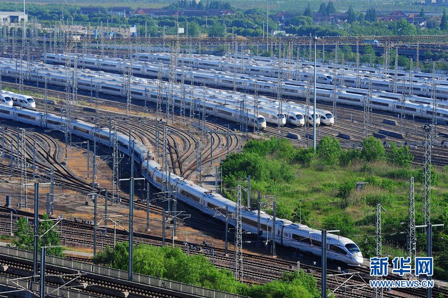 5月17日,一輛完成維護保養的列車緩緩駛出上海動車段虹橋動車運用所.