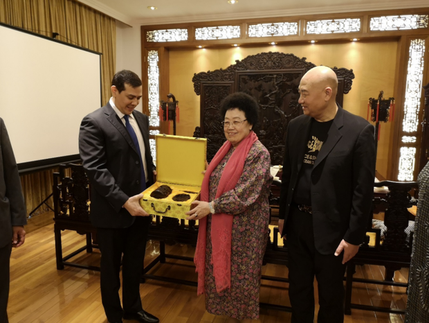 马来西亚皇室东姑伊姆兰亚杜拉王子参观中国紫檀博物馆