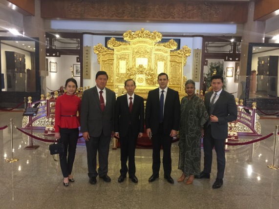 马来西亚皇室东姑伊姆兰亚杜拉王子参观中国紫檀博物馆