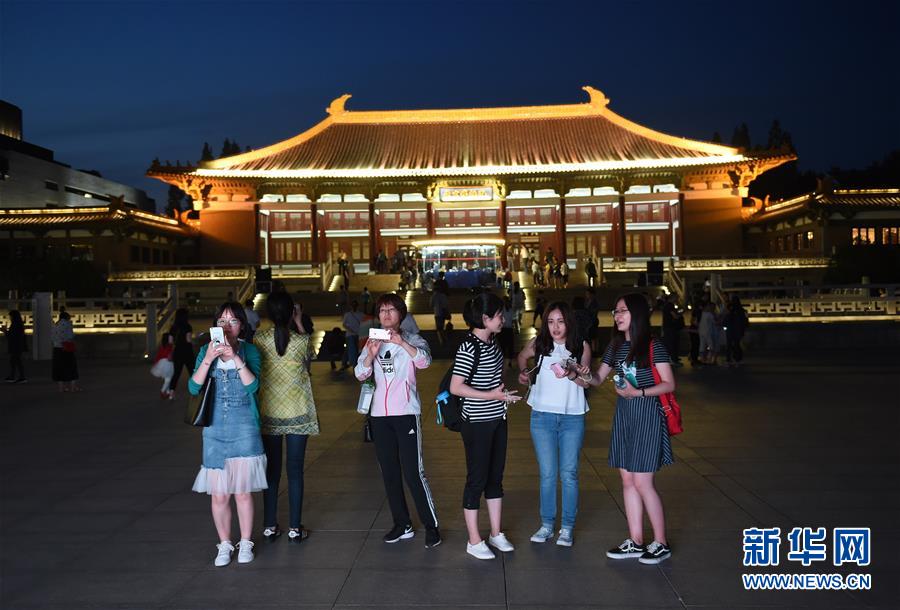 南京博物院夜遊活動迎來眾多市民