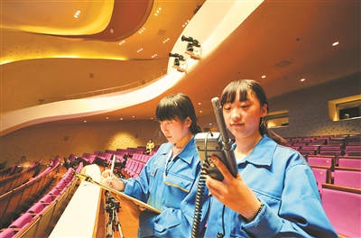 （社会广角）江苏发展大会志愿者等工作人员进入倒计时状态