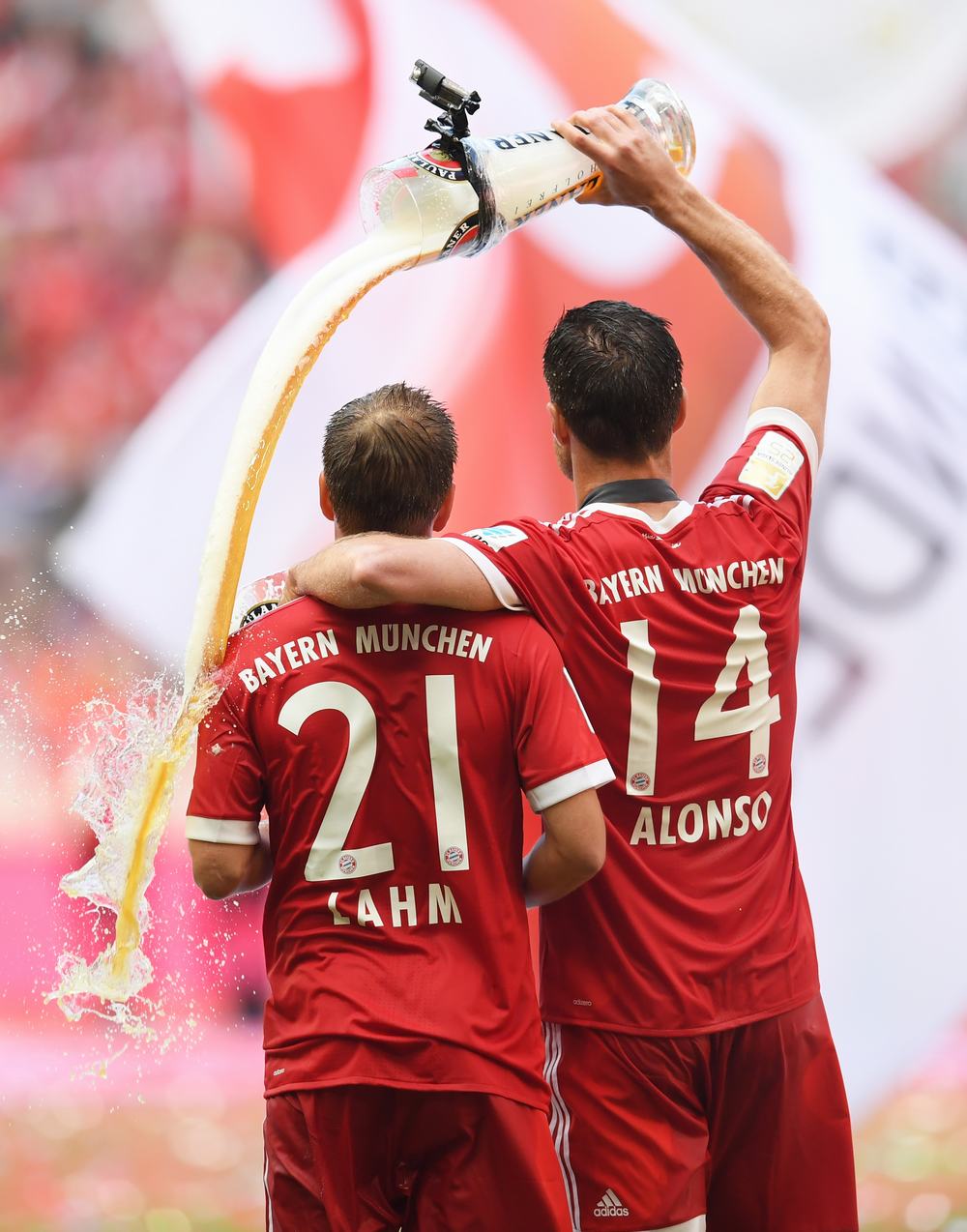 拜仁获颁冠军奖盘 主场节日般氛围盛大庆祝