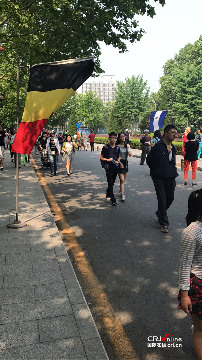 还有游客陆陆续续的来到现场