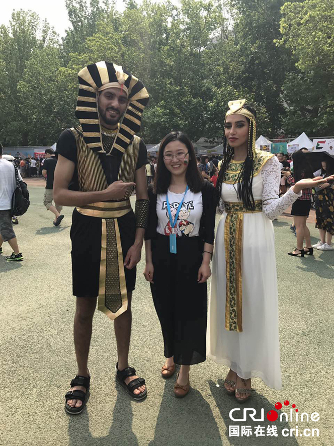 游客与埃及展位的“模特”合影