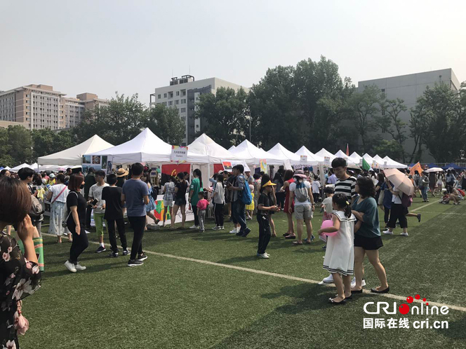 这些小白棚子都是展位