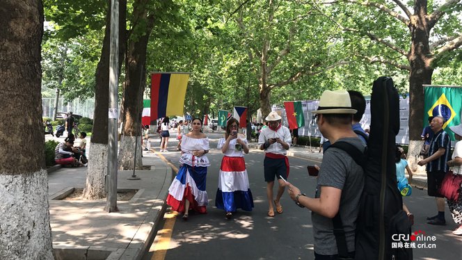 学生穿着具有国家特色的服饰在校园内行走