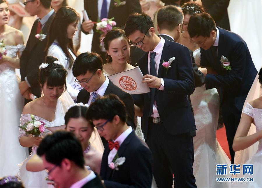 南京大学举行115周年校庆校园集体婚礼