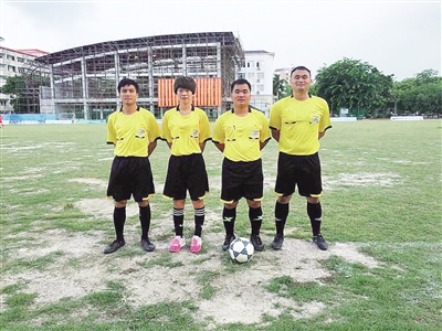 末尾有圖【文體圖文列表】【即時快訊】海南綠茵場上的女裁判 末尾有圖【文體圖文列表】【即時快訊】海南綠茵場上的女裁判