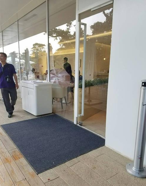 罕见同框！刘亦菲与父母吃饭被拍 爸爸被赞儒雅