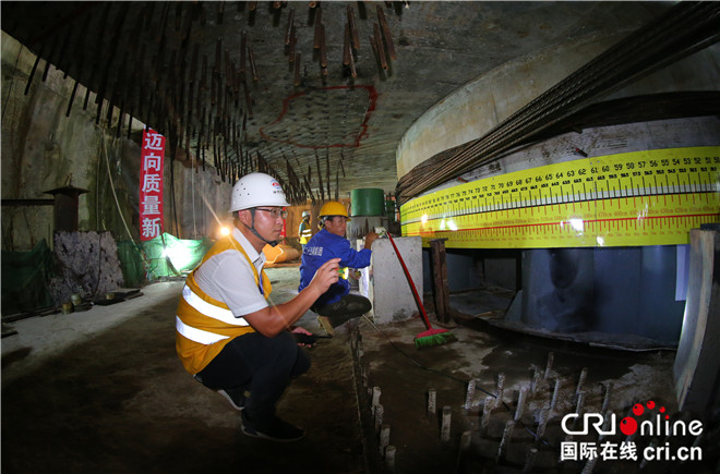 【唐已审】【供稿】南宁亭洪路延长线上跨铁路立交桥左幅成功转体120度