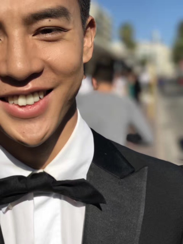 路过未来》的男主角,这是尹昿第一次站在戛纳的舞台上接受作品的检验