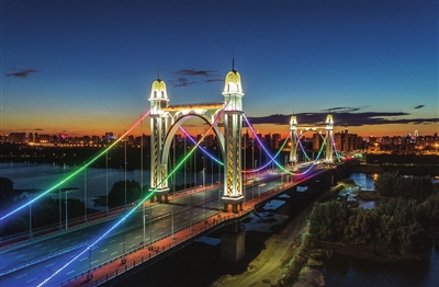 “瀋陽最美跨渾河橋”——波光燈影東塔橋