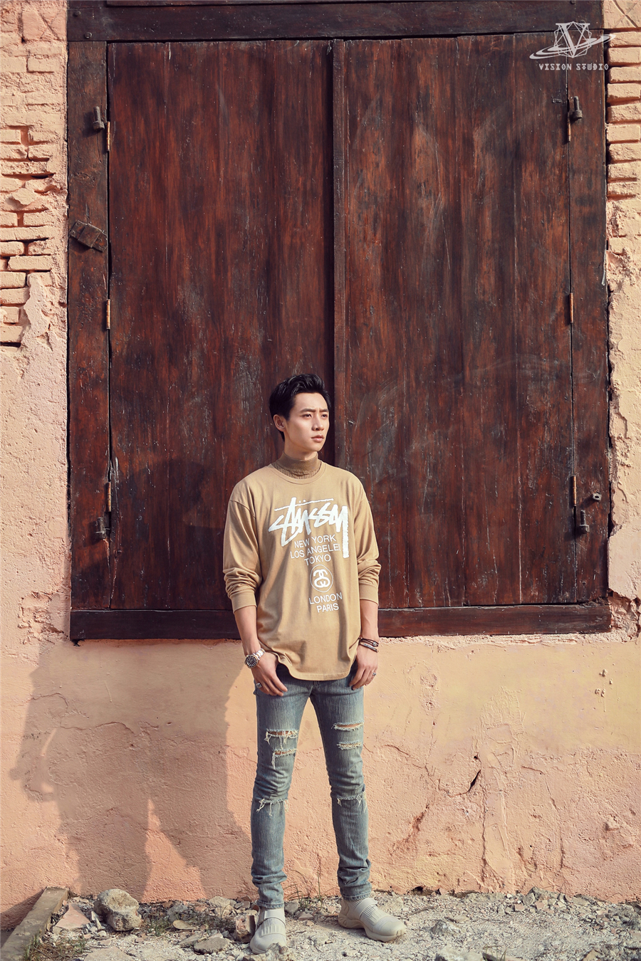 魏晨初秋街拍曝光 大地色系映衬俏皮感