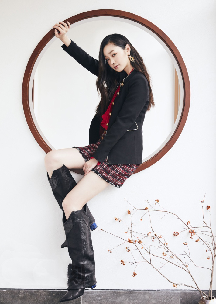 宋轶写真尽显古典气质 半倚窗中如画中人