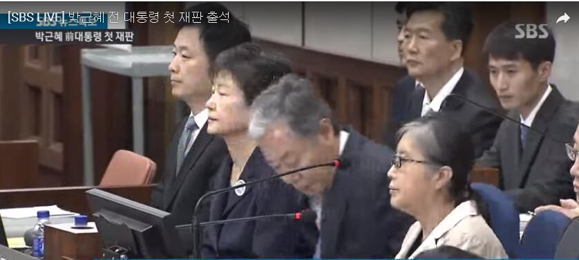 朴槿惠首场公审开始  遇崔顺实无眼神交流