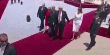 尴尬！特朗普走红毯伸手欲握住妻子的手 被对方拍开拒绝