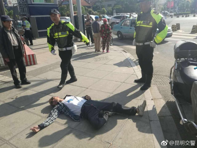 男子逆行被交警拦下 称有12种病不能受处罚(组图)