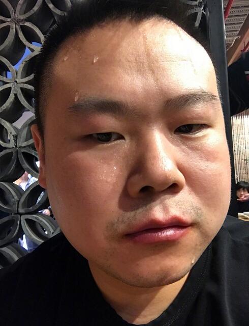 师父开店去捧场 小岳岳辣到满头汗