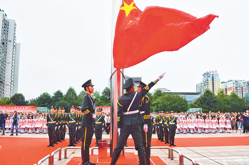 不簽【焦點圖】江北區舉行“點讚公民——千萬市民升國旗”儀式