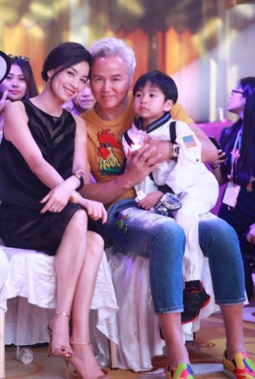 520张庭为大10岁老公林瑞阳庆生 甜蜜表白