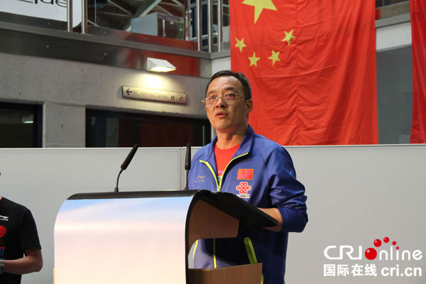 中国乒乓球队领队黄彪在招待会上讲话.