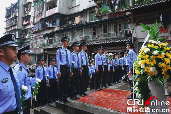 【法制安全】烈士纪念日 重庆渝中警方祭扫张国富烈士墓