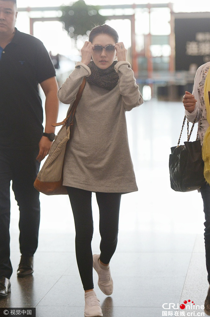 北京,23日,徐熙娣(小s)现身首都机场.