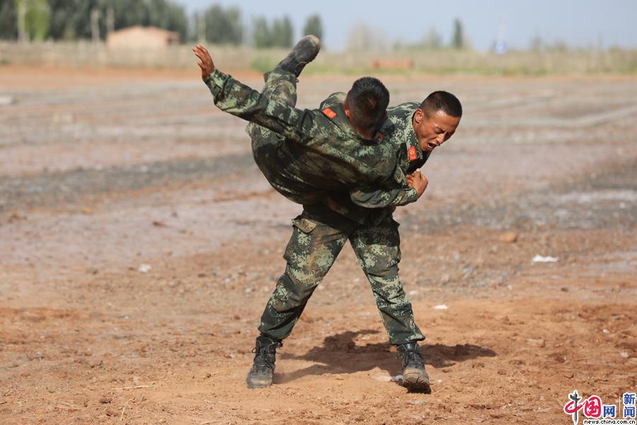 点击图片进入下一页上一页下一页 过肩摔.夏存喜 摄 标签