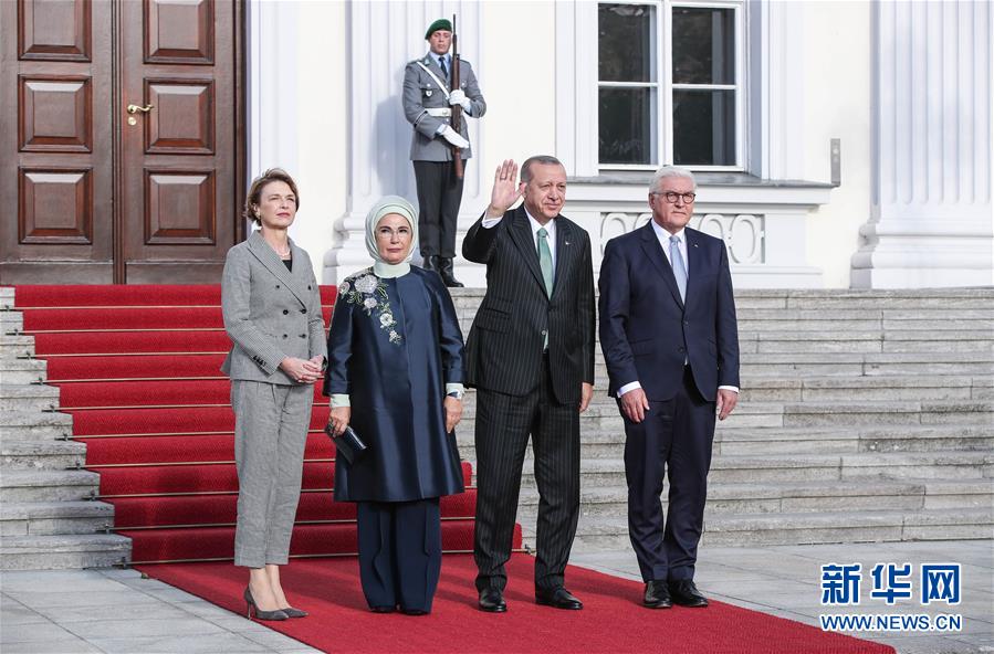 一)携夫人(左一)与来访的土耳其总统埃尔多安(右二)及夫人(左二)合影