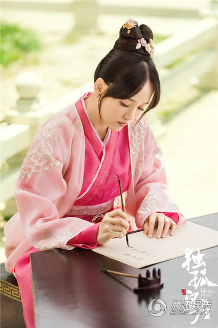 陈乔恩提笔写字