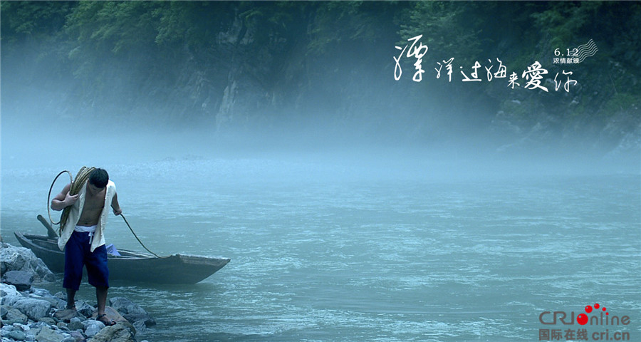 海报中,碧波粼粼的汪洋大海上,一叶小舟悠悠地漂浮于上,一架飞机飞过