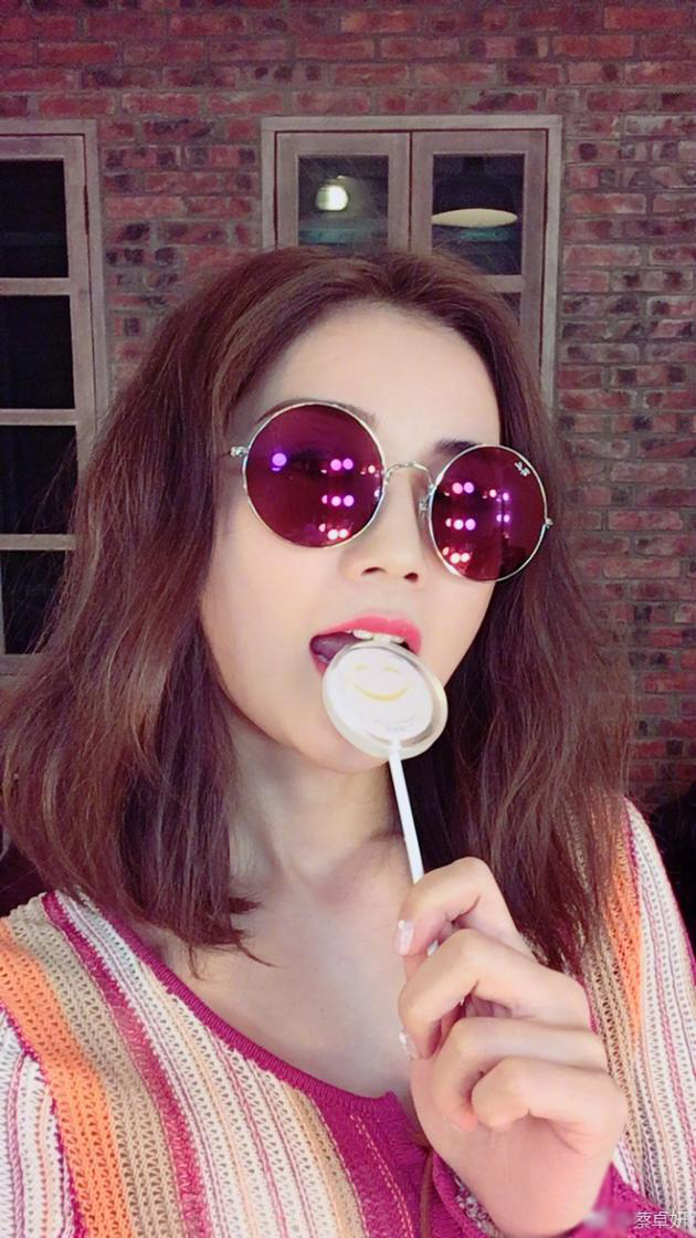 阿sa叼着棒棒糖清纯又魅惑(图)