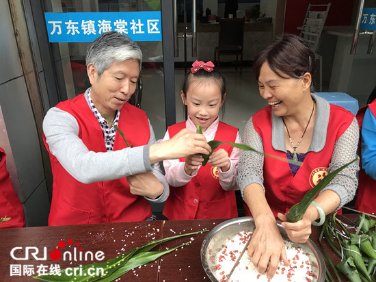 已过审【区县联动】【万盛】万盛万东镇大手小手同包爱心粽 共话端午送祝福【区县联动】万盛万东镇：大手小手同包爱心粽