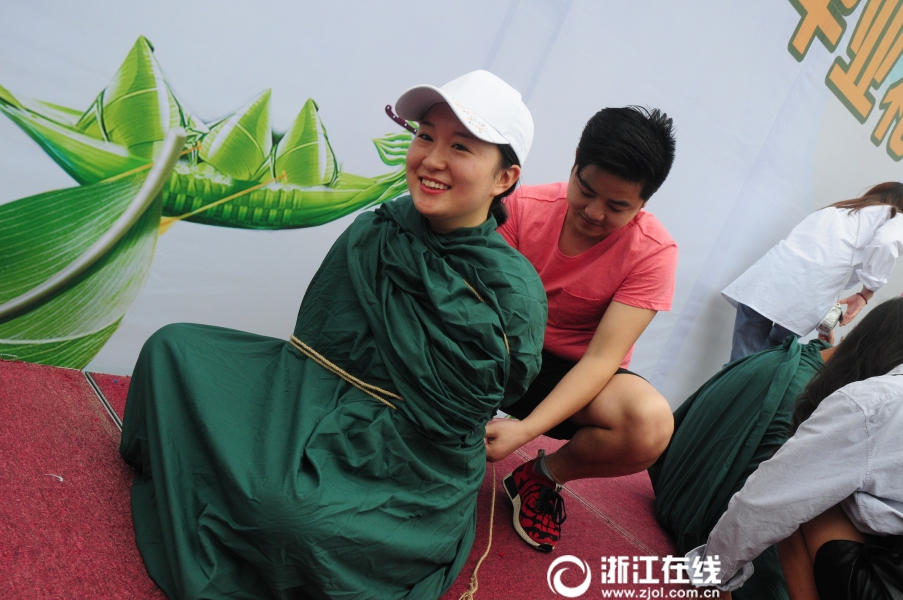杭州大学生裹人体肉粽拍毕业照组图