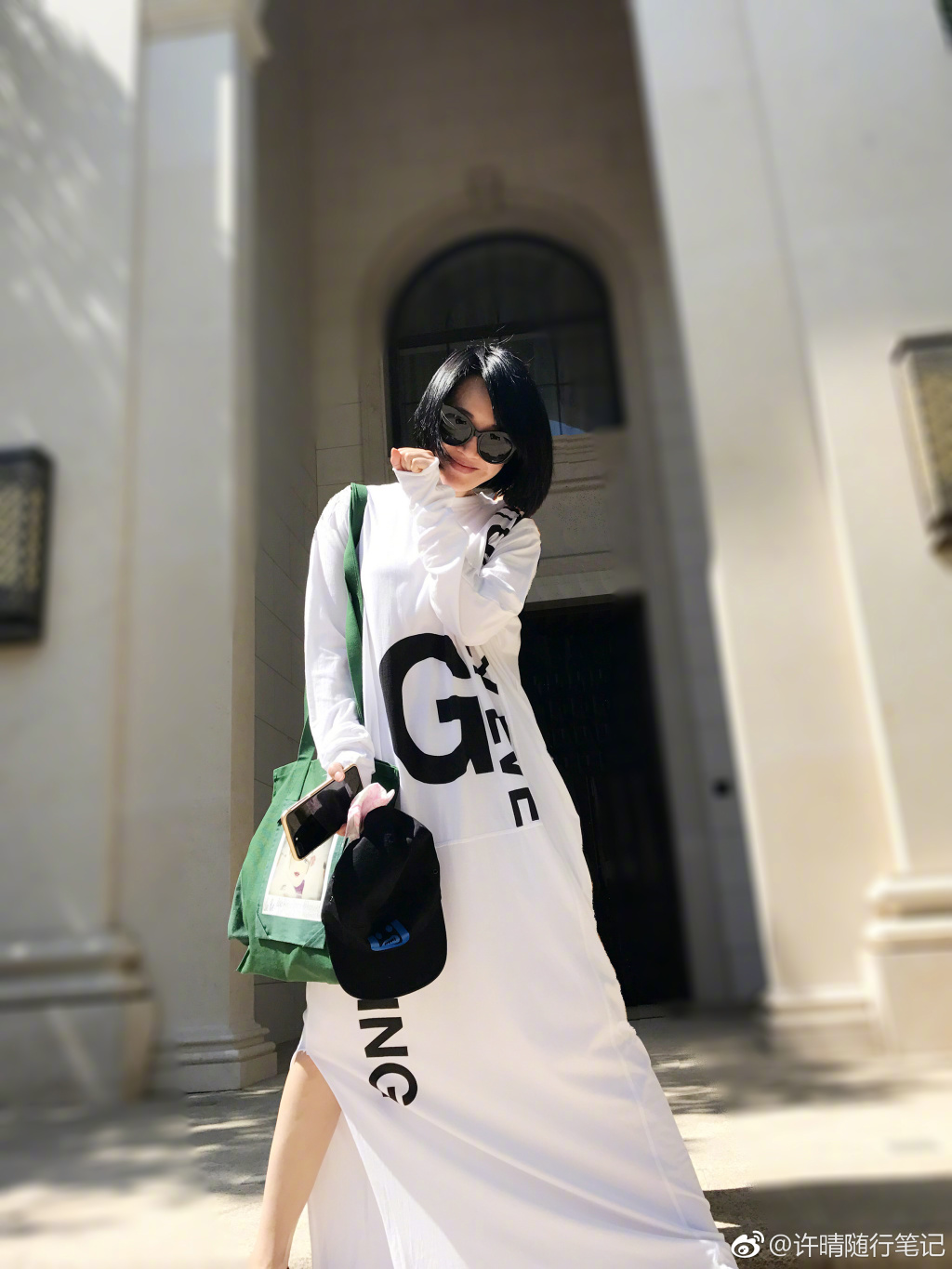 48岁许晴晒与友人合照 不经意间展现好身材